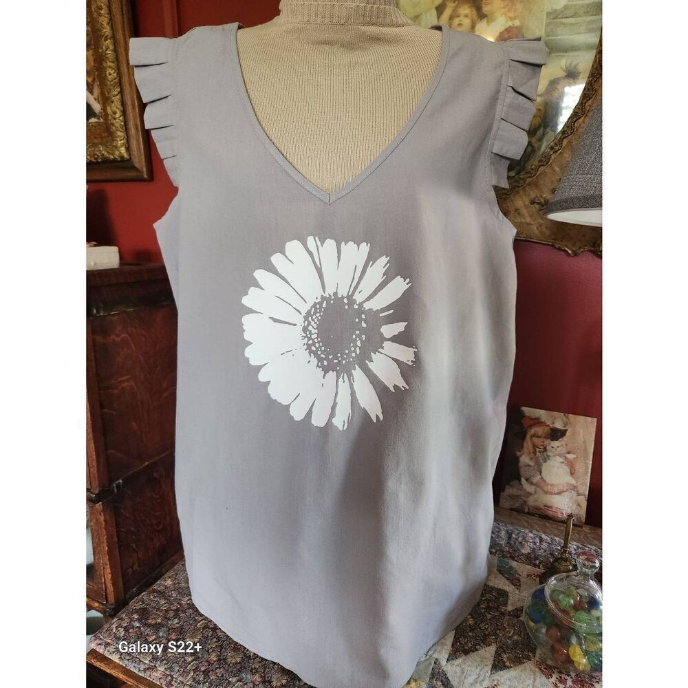 F56 Sheilay Gray Summer Top w white Flower & pleated cap sleeves Sz Large